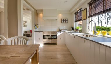 Warme herfstsfeer in een woonkamer met aardse tinten, een boucléplaid op de bank en zachte verlichting